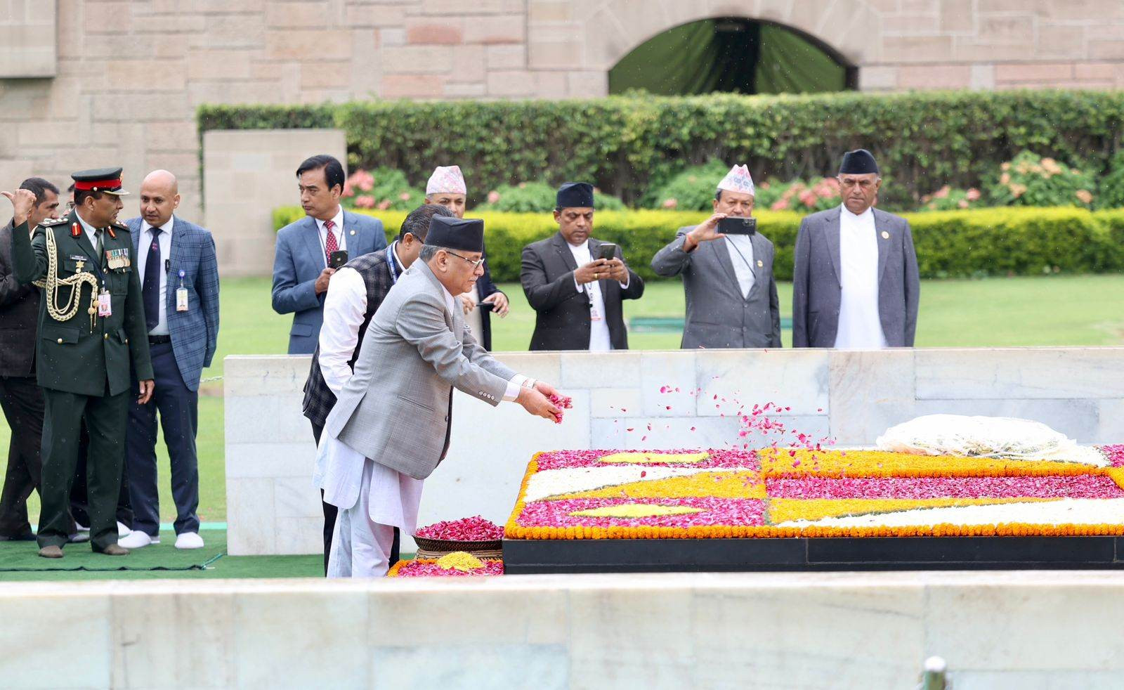 प्रधानमन्त्री प्रचण्डद्वारा महात्मा गान्धीको समाधिस्थलमा श्रद्धाञ्जलि अर्पण